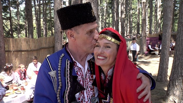 Бен Крос се ожени в Жеравна на фестивала на носията (ВИДЕО)