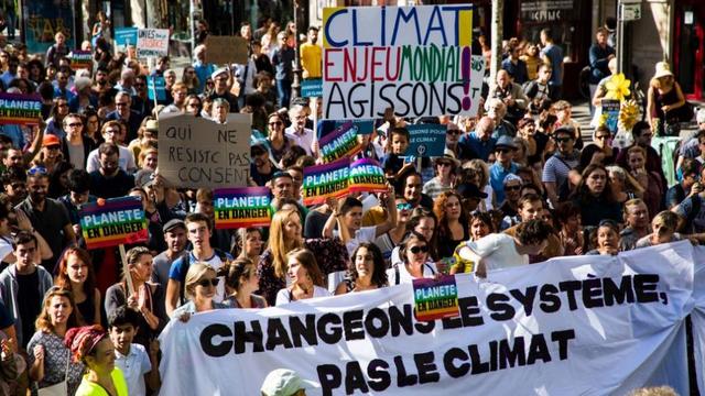 Хиляди демонстрират във Франция заради климатичните промени