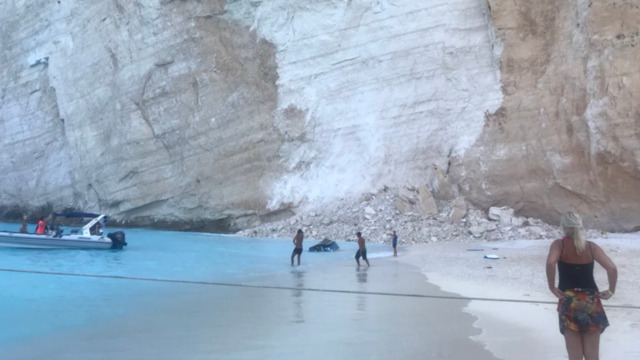 Скали паднаха на голям плаж в Гърция, има пострадали - плажа „Навагио”