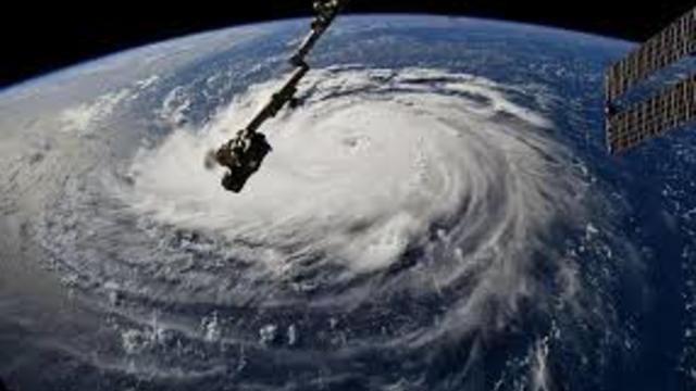 Ураганът "Флорънс",приближава източното крайбрежие на САЩ