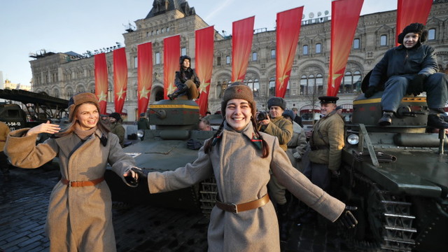 Военен парад в Москва послучай 7-ми ноември! Историческа възстановка на Червения площад