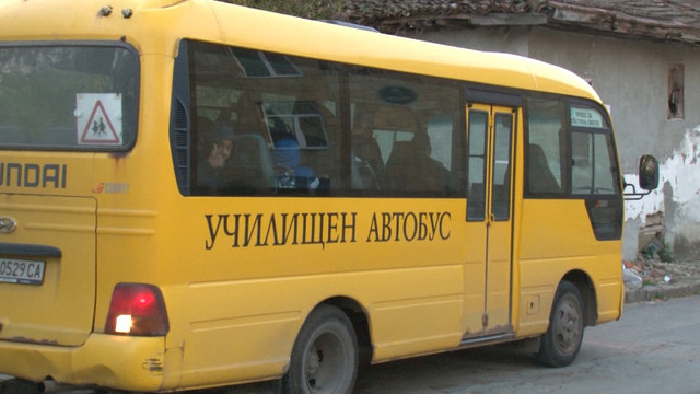 Училищен автобус катастрофира в Русенско, има ранени деца