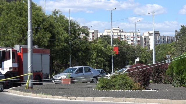 В Пловдив скъсани от преминаващ камион тролейбусни жици, удариха автомобил