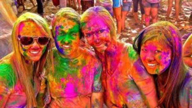 Холи е Празник в Индия - Безумие от цветове и усмивки