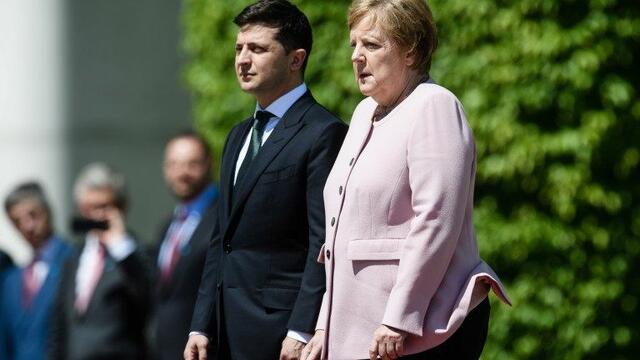 Ангела Меркел получи пристъп от обезводняване по време на церемония!