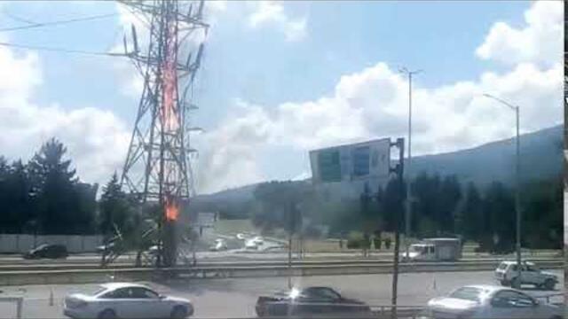 Горящ електрически стълб на столичния бул. "България"