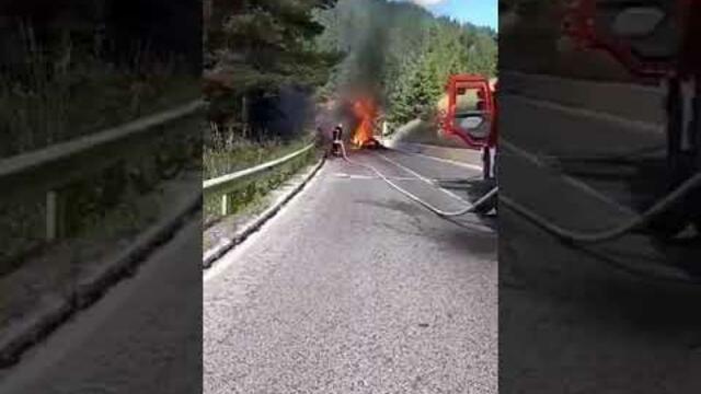 Горящ камион блокира пътя за Смолян