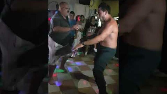 Томпо и жан клод ван дам 😆😆😆 играят кючек