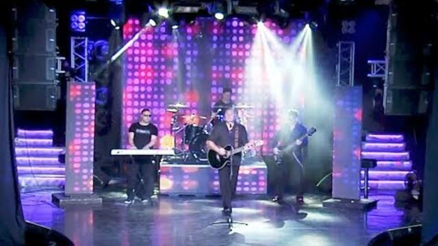 Валерий Власов  -  Голуби целуются на крыше