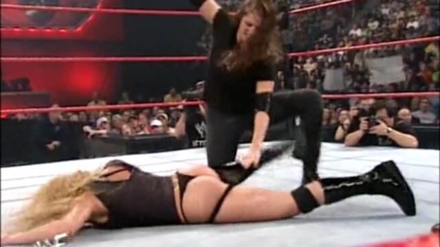 Stephanie McMahon-Helmsley vs Trish Stratus