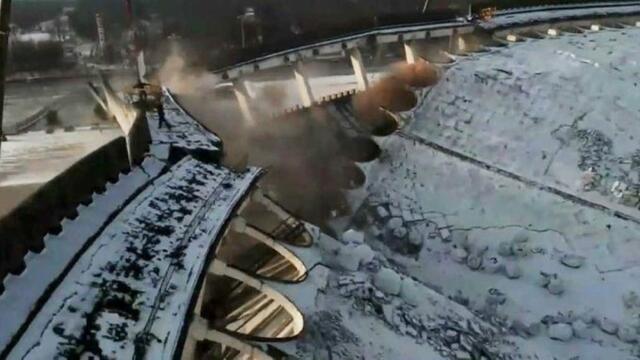Рухна покрив на спортен комплекс в Русия !!! В Петербурге во время демонтажа рухнула крыша