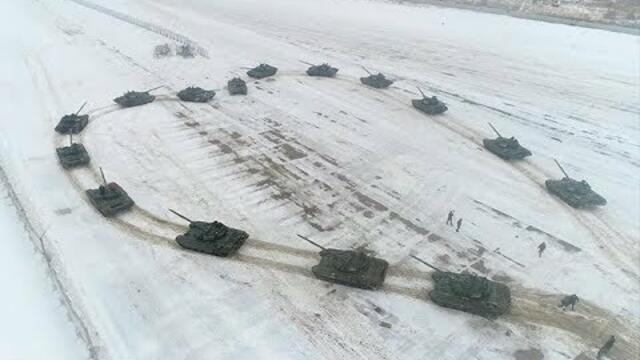 Бронетанковое сердце: военнослужащий сделал своей девушке необычное предложение