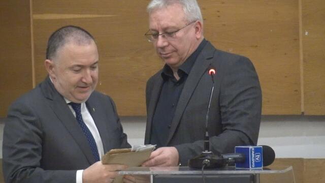 Ръкописът „Кой предаде Левски“ и две ценни снимки дари историкът Румен Манов на Община Карлово