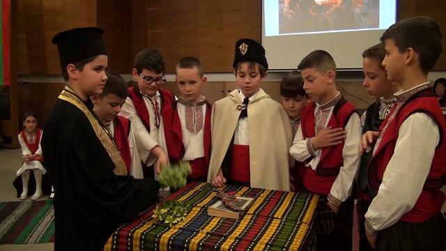 Ученици от III  клас на СУ Васил Левски представиха спектакъл за Апостола