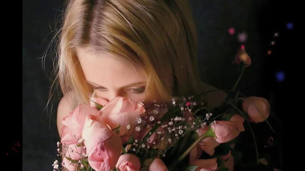 Клип дарите женщинам цветы. Женщины цветы нашей жизни. Женщина благодарит. Цветы для себя любимой. Счастливая женщина.
