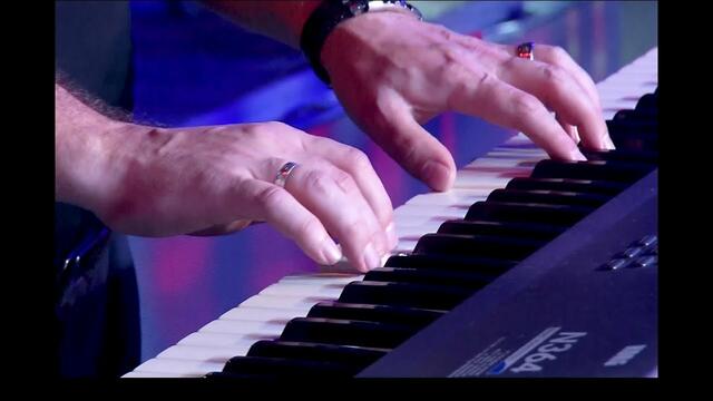 Валерий Власов  -  Голуби целуются на крыше