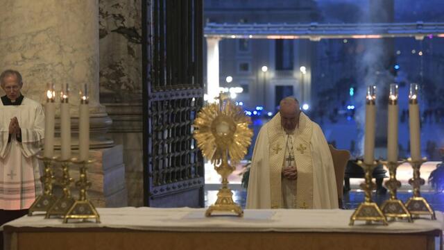 Папа Франциск пред празният площад „Свети Петър“ с Драматична молитва „Урби ет Орби“