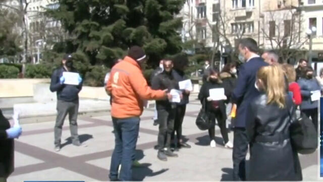 Хора излязоха на протест в Бургас -  Останалите без работа заради коронавируса ще получат пакети с храна