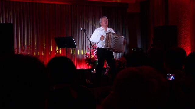 "Рок-н-ролльчик" от Валерия Сёмина, зрители подпевают:)