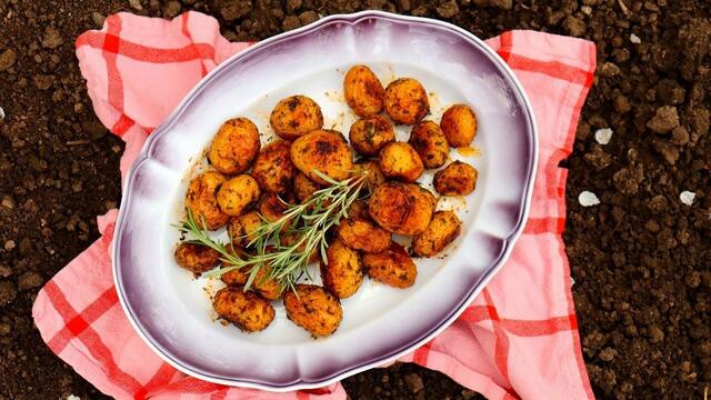 ПРЕСНИ КАРТОФКИ СЪС СПЕЦИАЛНАТА МИ ЧЕСНОВА ЗАЛИВКА