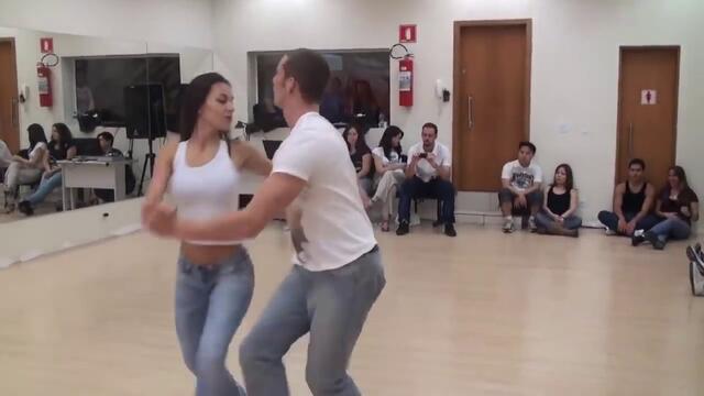 Красивые Песня и Танец - А Я НЕСУ ТЕБЕ ЦВЕТЫ