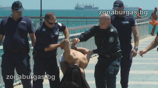 Екшън на Моста в Бургас! Арестуваха пиян руснак, преди да скочи в морето