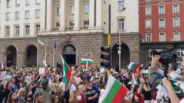 Българи пеят химна на протеста в ден пети от поисканата оставка на кабинета Борисов 3