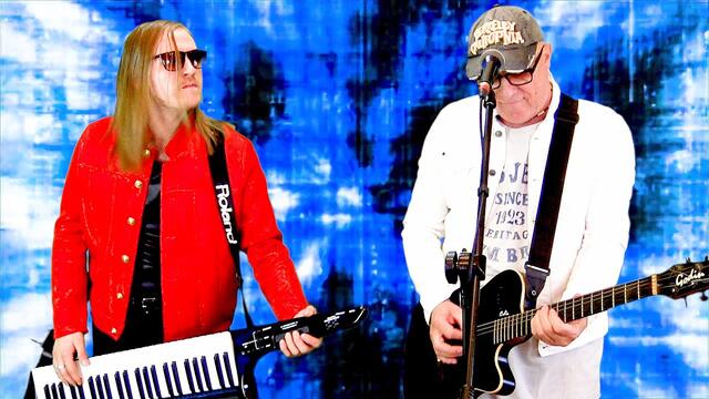 Валерий Палаускас   -   ОН НЕ ДАРИТ ЦВЕТОВ