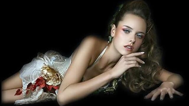 Море, пальмы, отдых. Красивая девушка.