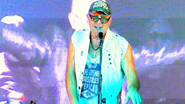 Валерий Палаускас   -   ОН НЕ ДАРИТ ЦВЕТОВ