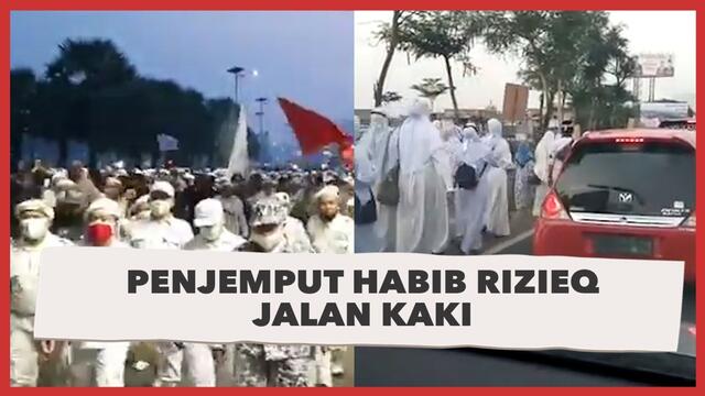 Sambut Kepulangan Rizieq Shihab, Ribuan Massa Jalan Kaki