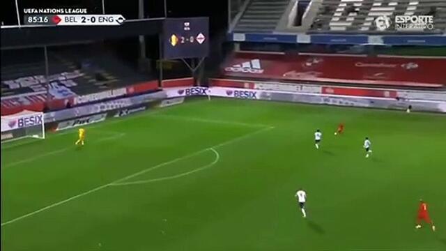 Kevin De Bruyne chuyền bóng