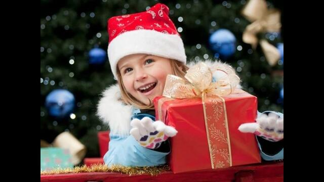 НОВОГОДНИЙ утренник. Танцы и песни для детей. Видео для развития детей  Children's songs and dances