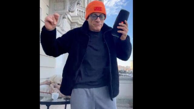 Jean-Claude Van Damme dances on Let It Snow ! Thanks you JCVD