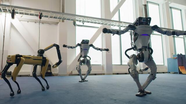 Robots rock dancing to "Do You Love Me". Amazing !