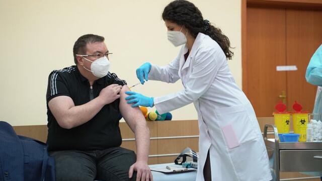 Здравният министър се реимунизира с втората доза от ваксината срещу коронавирус