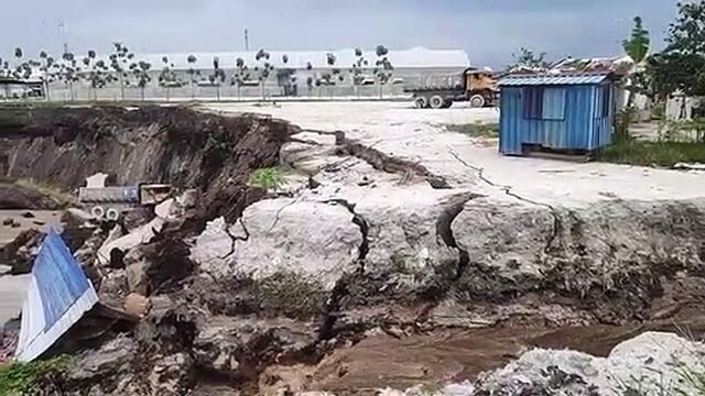 Massive sinkhole opens up in Kuala Selangor