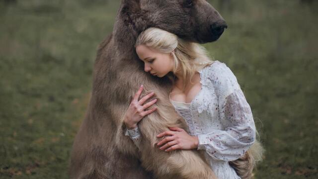 Russian Models 👑 Само в Русия 👑 Секси руски модели 💙 позират с огромна мечка за кауза против лова и! 🎶 !!!