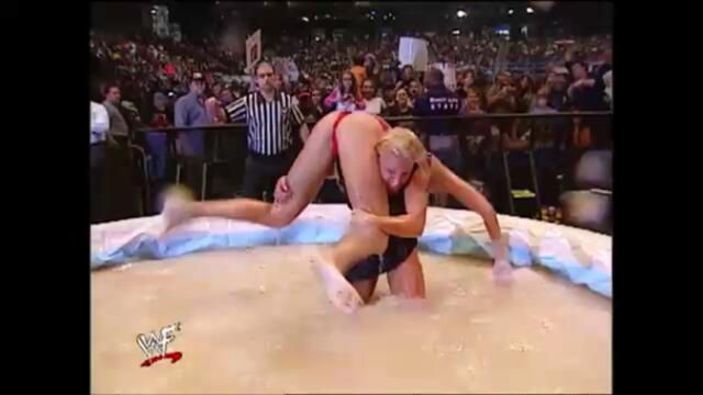 Trish Stratus vs Stacy Keibler in a Gravy Bowl Match WWF Women's Championship (SD 22.11.2001)