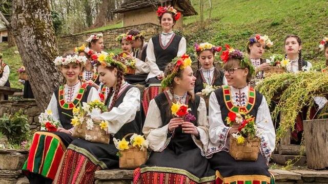 Лазаровден е 2021 г. - Лазаруване традиции и обичаи на Лазаровден от България