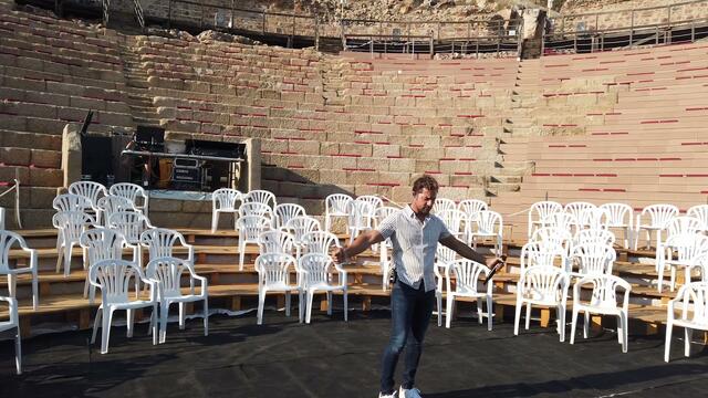 Davidbisbal no importa la distancia desde el anfiteatro romano de Medellín.