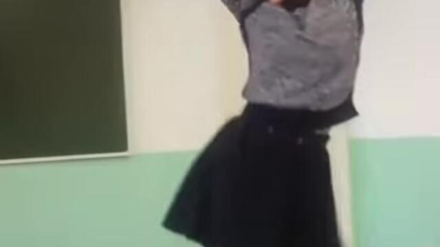 Ученичка играе страхотно диско в час !!!
