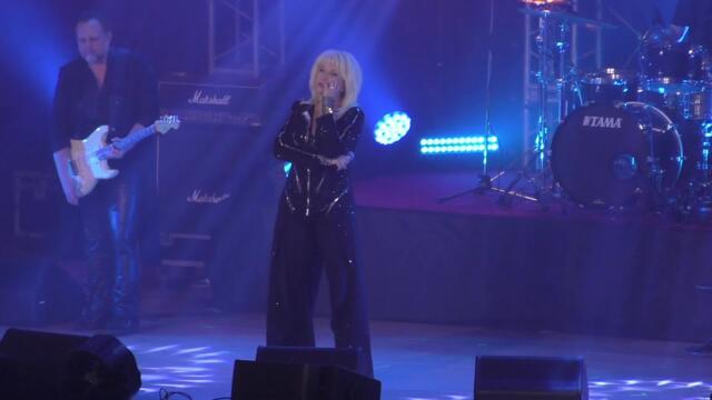 Ирина Аллегрова  - "Странник" Поет зал!!!