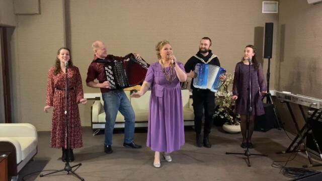 Людмила Николаева и ансамбль «Русская душа»  -  Бегут года