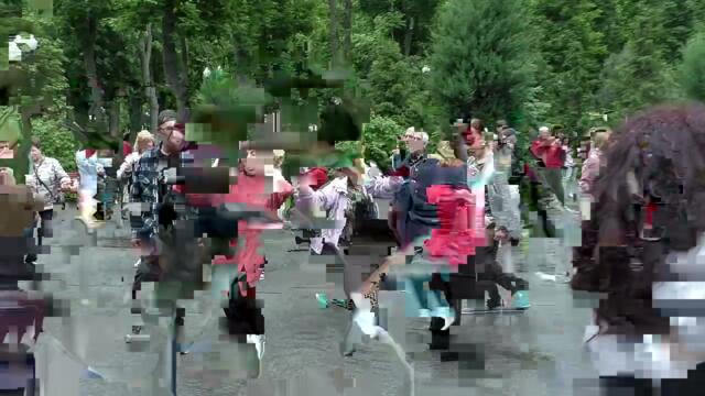 Спрячь за высоким забором девченку.