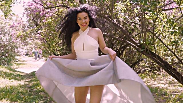 Счастливая Девушка Сияет Ярче!