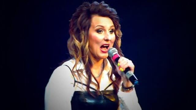 Юлия Смирнова   -  "А я из Интернета"