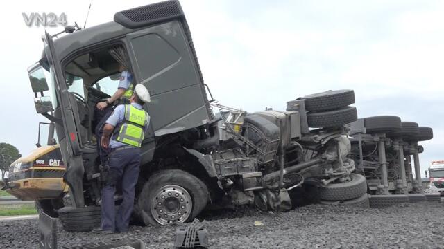 12.07.2021 - VN24 - Sattelkipper außer Kontrolle - Reifen platzte auf der A445 bei Werl