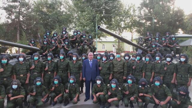 ЭМОМАЛИ РАХМОН ЛИЧНО ПОСЕТИЛ ПРИГРАНИЧНЫЕ С АФГАНИСТАНОМ РАЙОНЫ И ПООБЩАЛСЯ С ПОГРАНИЧНИКАМИ