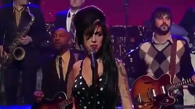 Amy Winehouse chante son tube "Rehab"